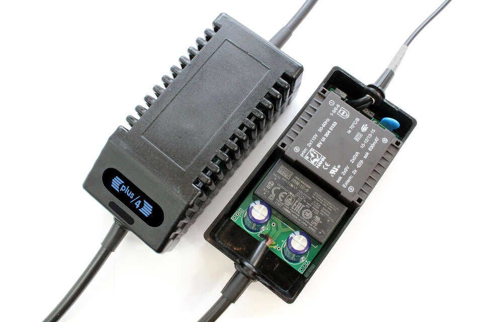 Commodore Plus/4 Power Supply with OLED Screen (EU plug)